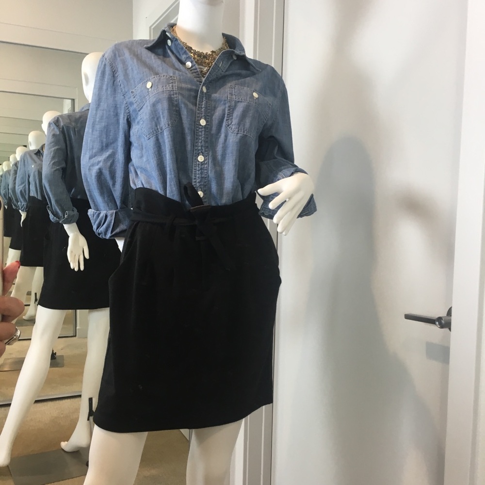 Ann Taylor black poly/rayon skirt.